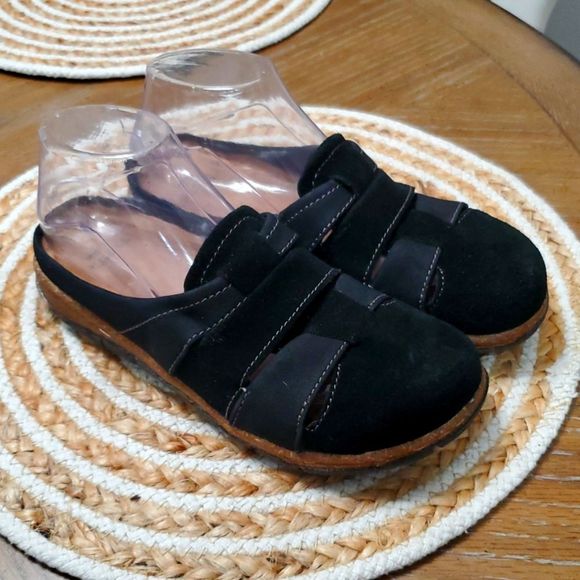 Earth Origins Shoes - Earth Origins  Ellery Women’s Black slip on Suede sandal clog, Size 7